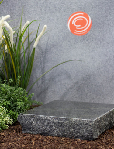 Grabplatte, Gedenktafel Granit grünlich bossiert